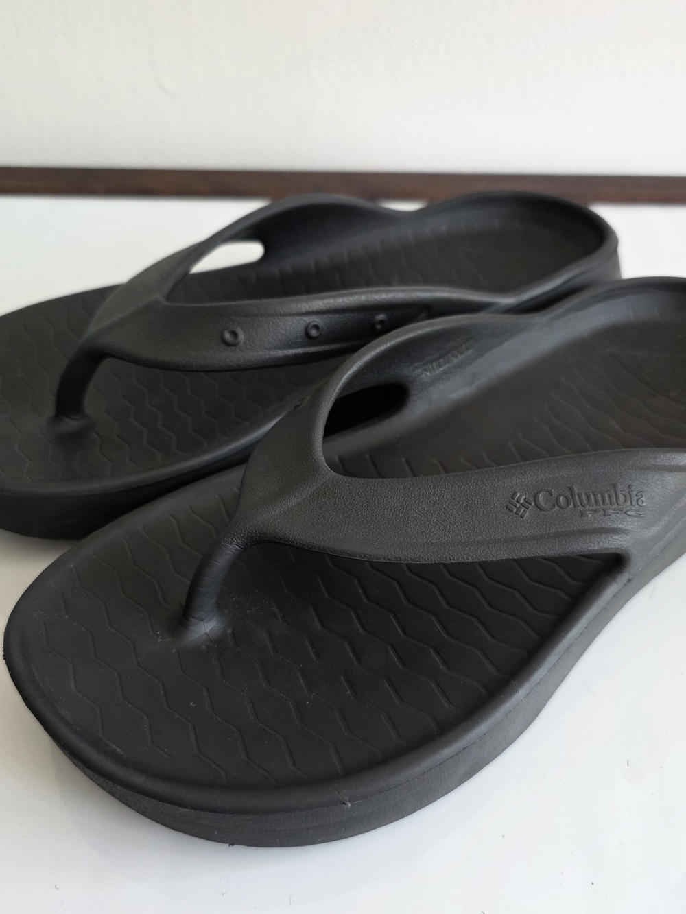 Columbia Black Molded Rubber Thong Sandals.